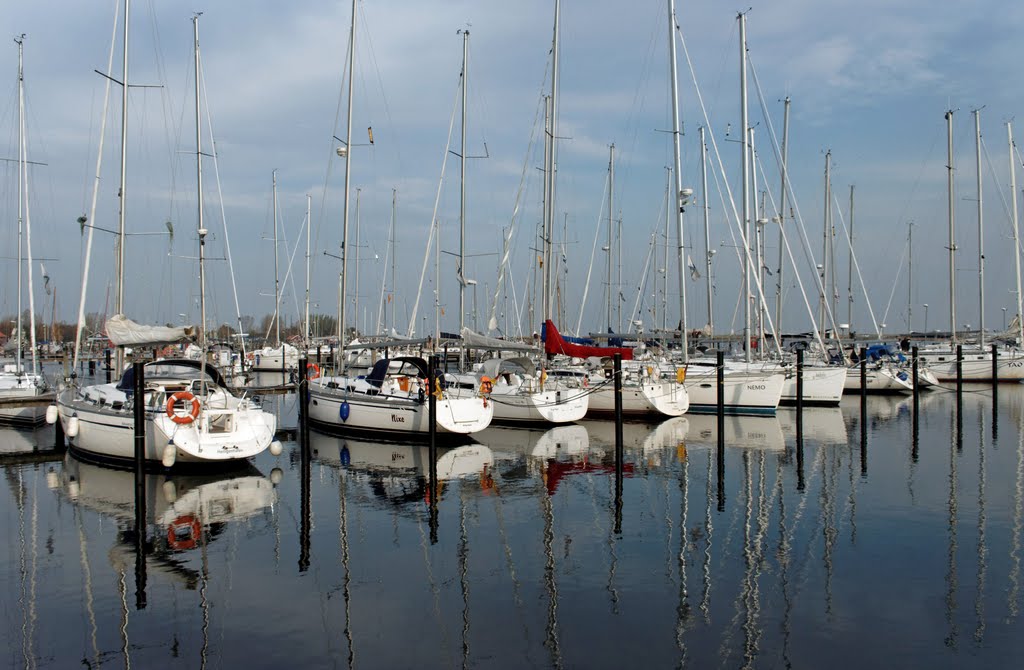 Spiegelglattes Wasser im Yachthafen Heiligenhafen by Uwe Henne