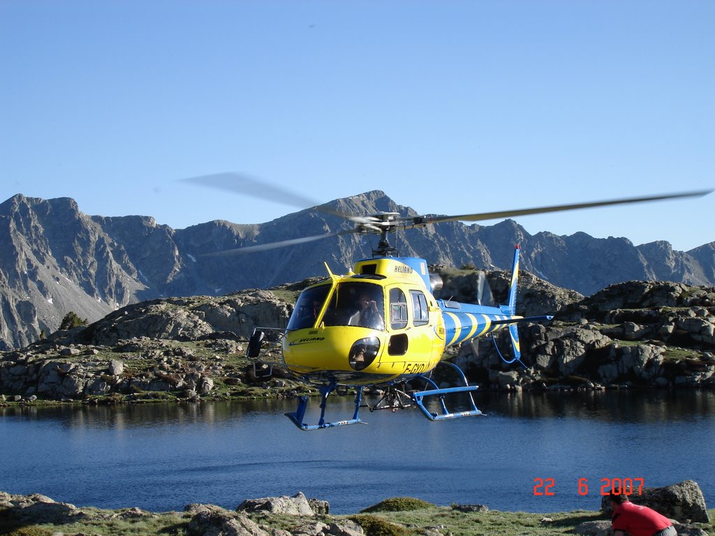 Estany Forcat dépose en helicoptère des Pecheurs by Gerard MUSSOT