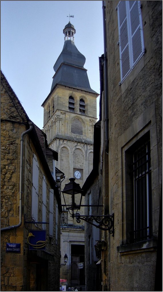 SARLAT [24] : façade de la cathédrale Saint Sacerdos vue depuis la rue de La Boétie. (novembre 2007) by Michel CHANAUD