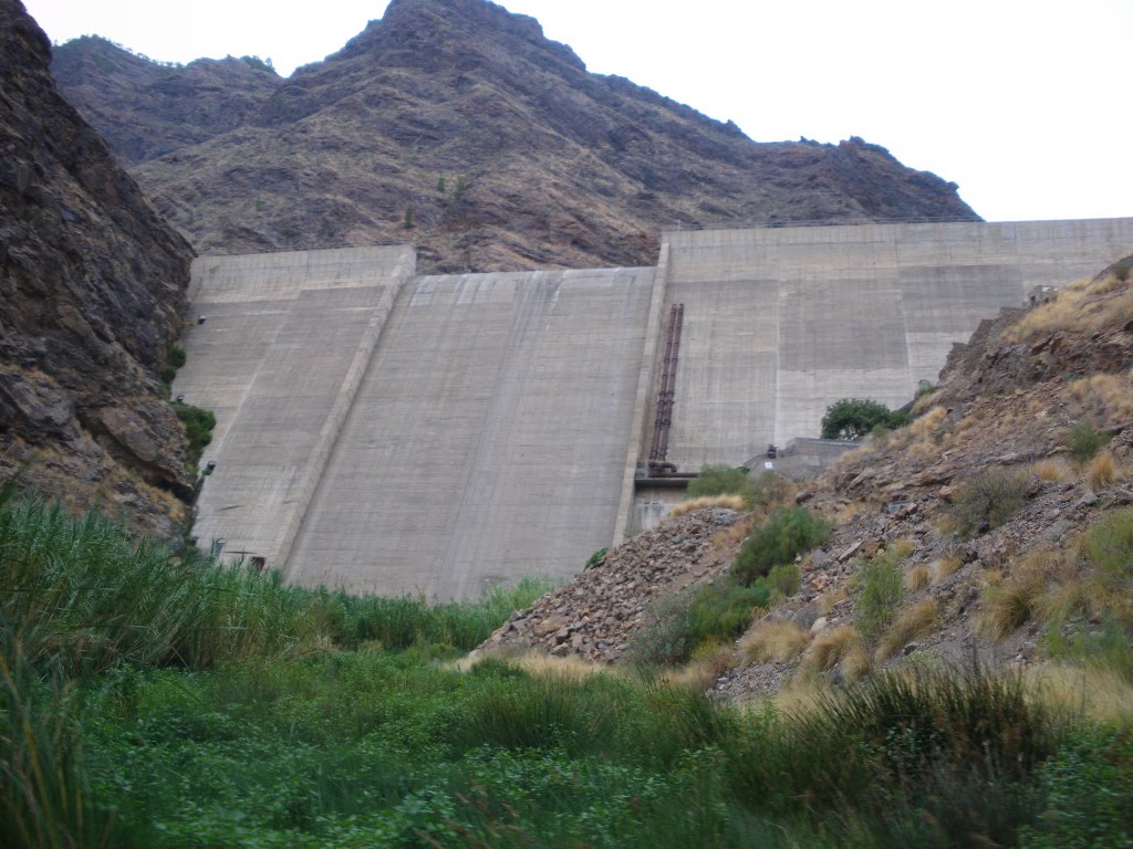 Muro de la Presa del Parralillo by S. Jimenez