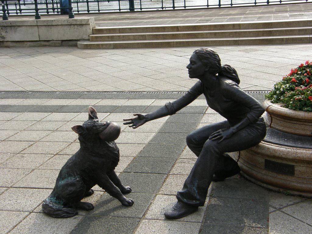 Budapest - Statues vers le Vigado - 2007 by Jean-Luc Pierrat