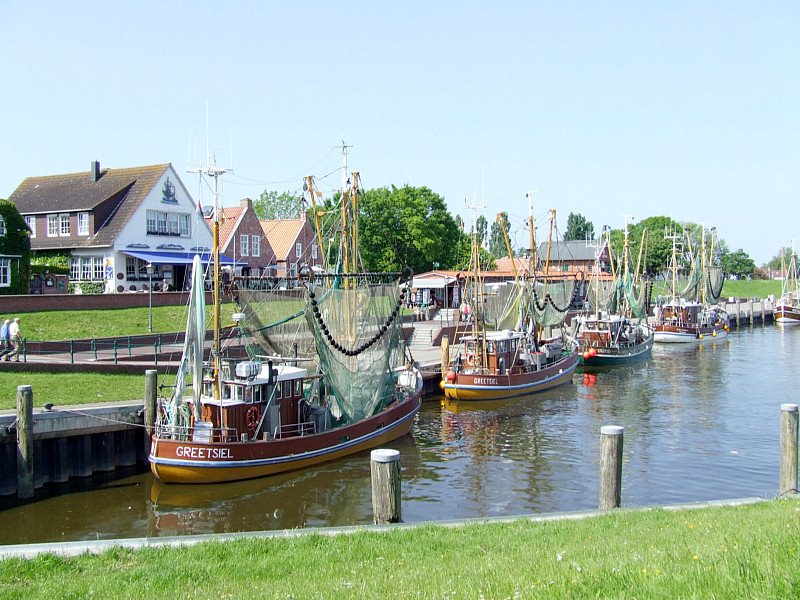 Krummhörn - Greetsiel - Fischkutter im Hafen by Rüdiger Maas