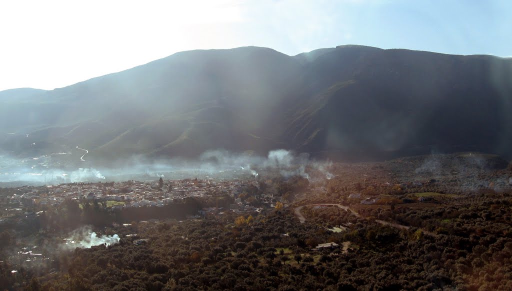 La Alpujarra - Órgiva envuelto en humo. by RF Rumbao