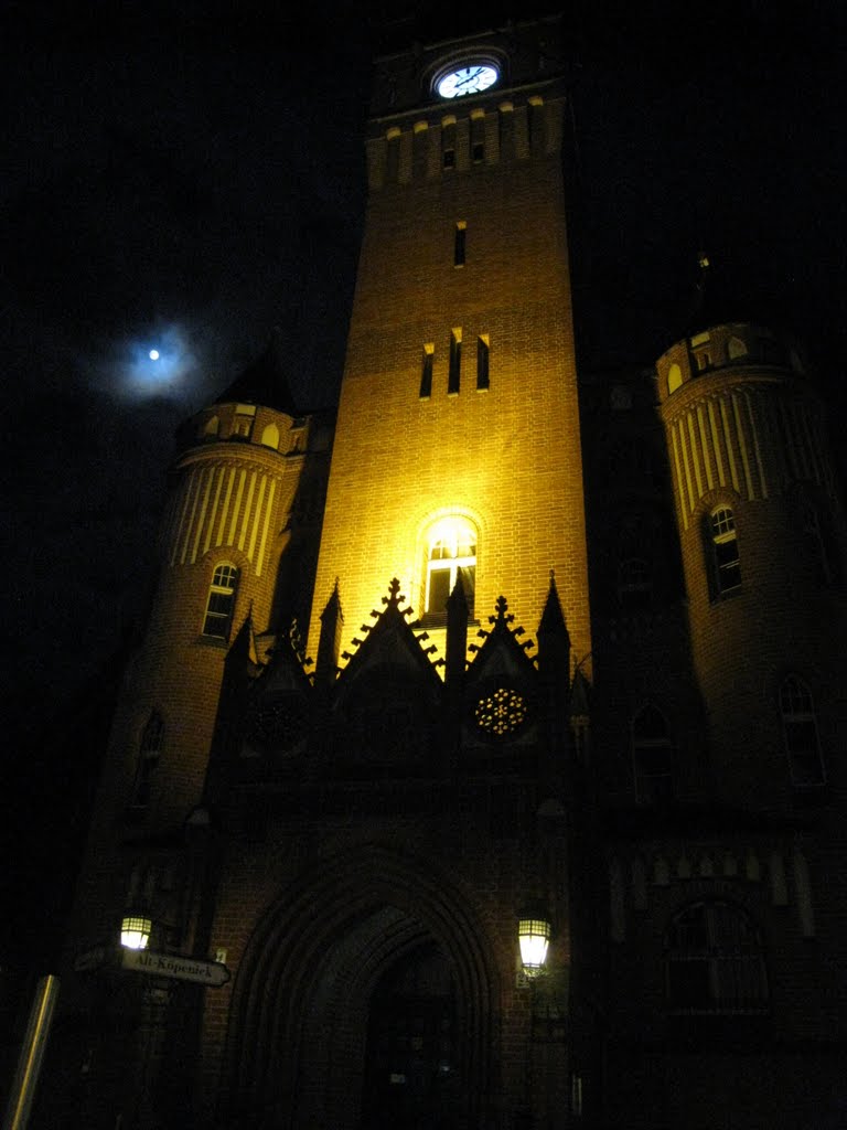 Köpenicker Rathausturm bei Vollmond by Mirko Jeckstadt