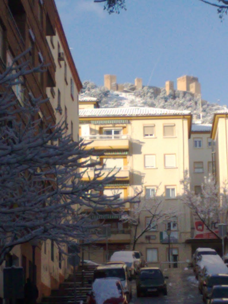 Calle y castillo nevado al fondo by PAJAROLOKO45