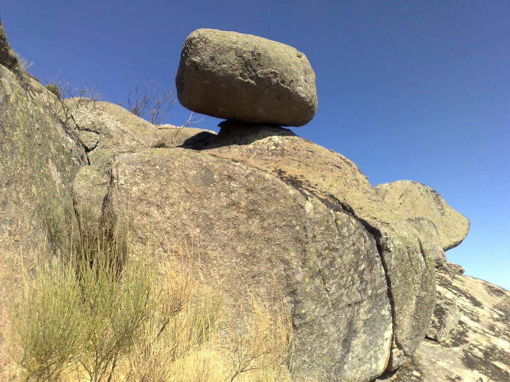 La Machota Chica, granite slabs and boulders to cross to reach the summit by Andy Rodker