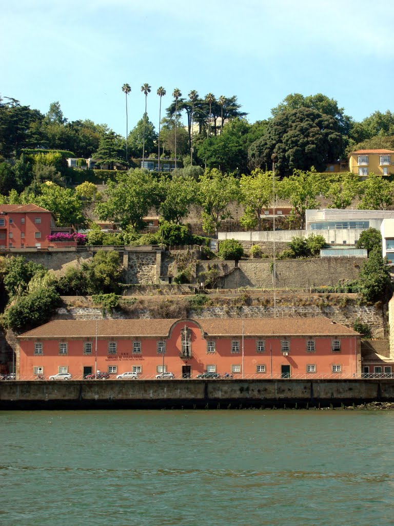 Casa rosada no Porto PT by Rosemary Hoff