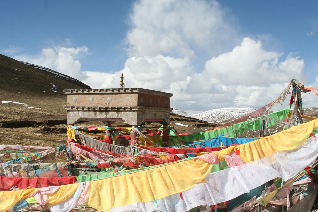 巴颜喀拉山口 Bayankala Range Pass at 4824 m. by Kaiching Chu