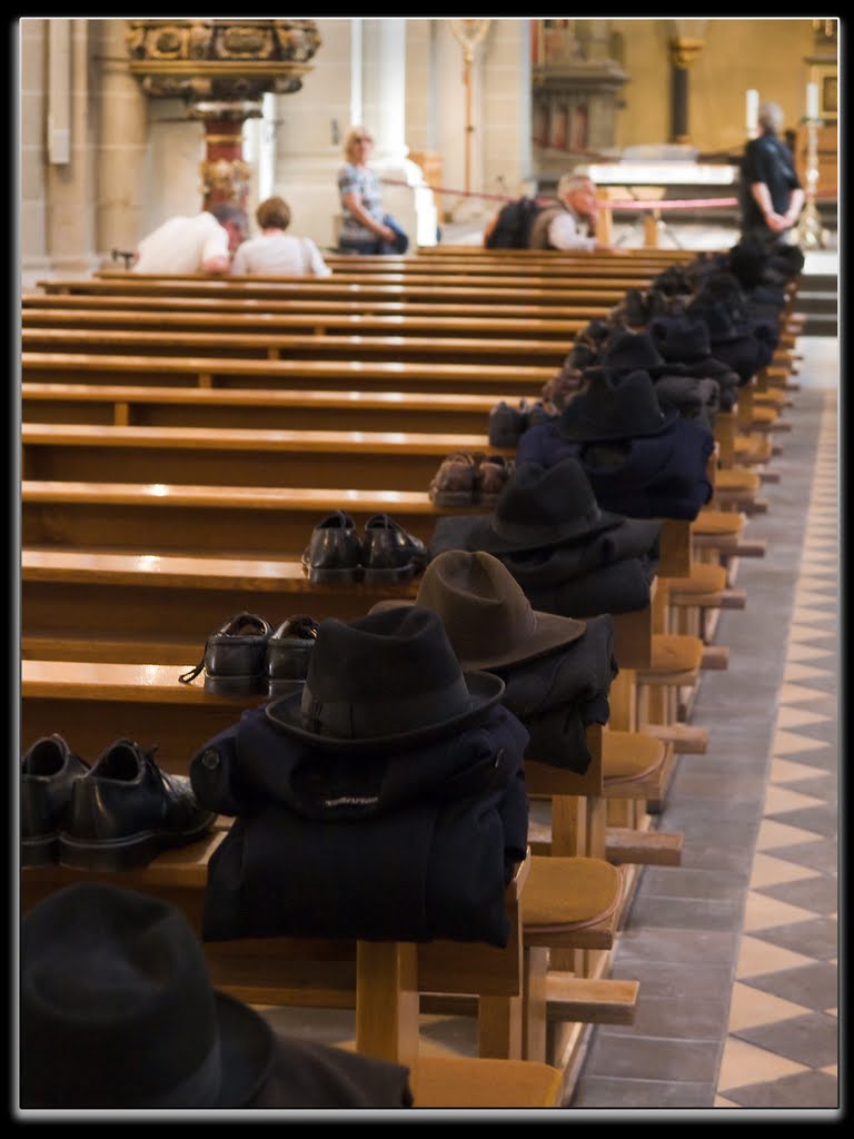 Werk van Jannis Kounellis in de Basilika St. Kastor. by Peter K