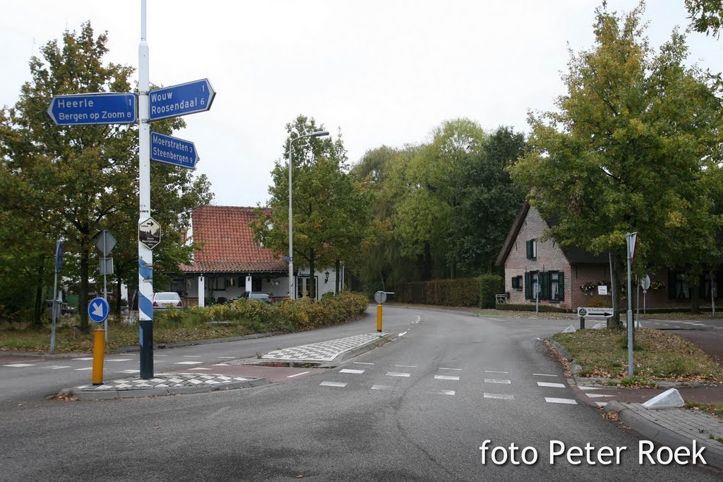 Wouw Heerle kruispunt bij café de Hazelaar by Peter Roek