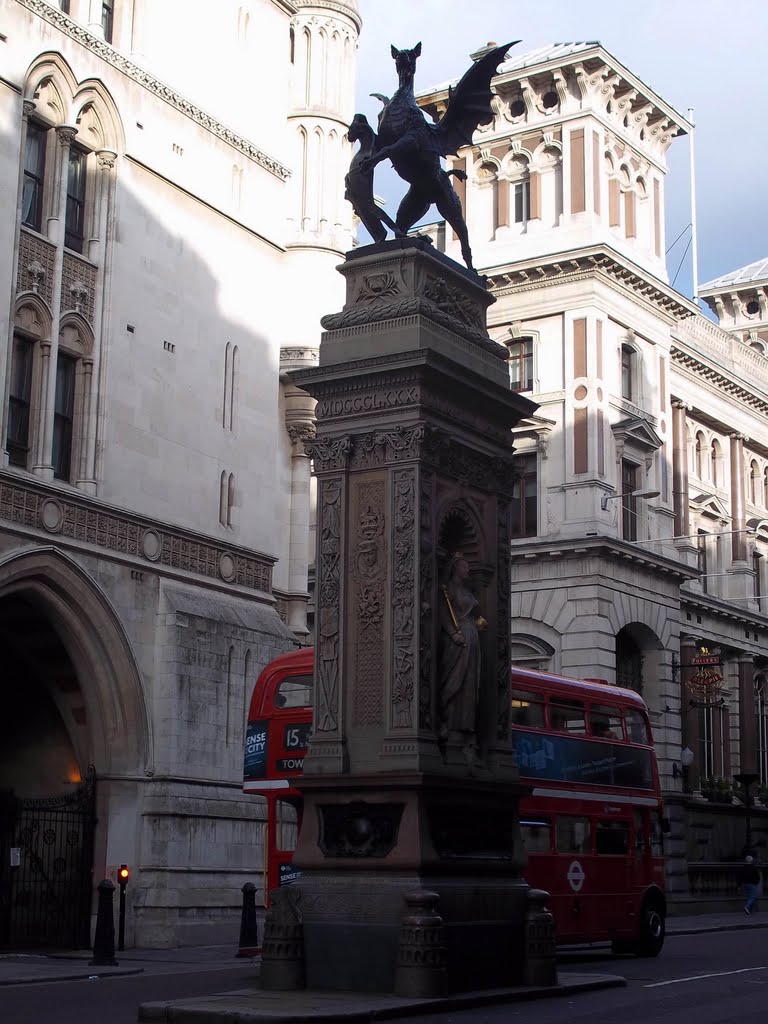 Dragon in front of the Royal House of Justice by Manuel Sanchez