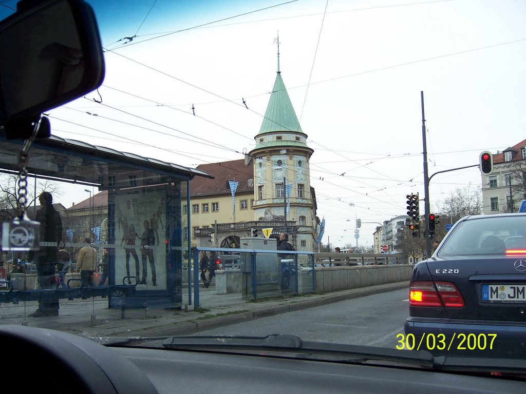 Löwenbräukeller mit Olympiaturm im Hintergrund by Ole82