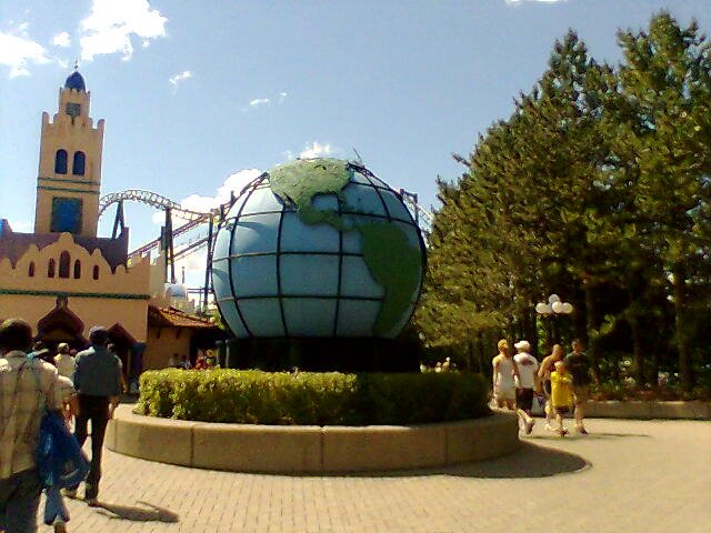 Canada's Wonderland - Globe by Jamgunner