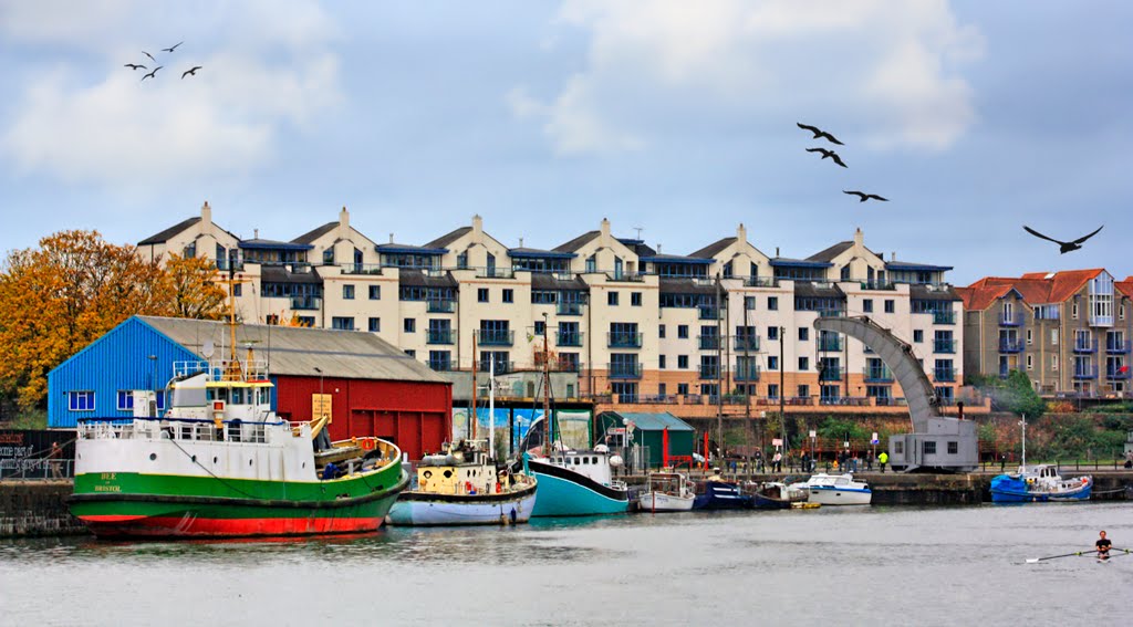 Bristols Harbourside by les watson