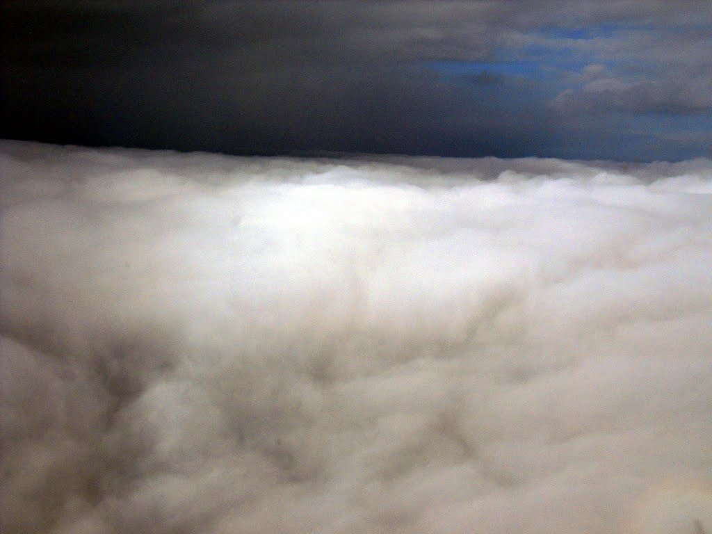 Atterrissage sur les nuages (descente sur Orly)... by Matopée