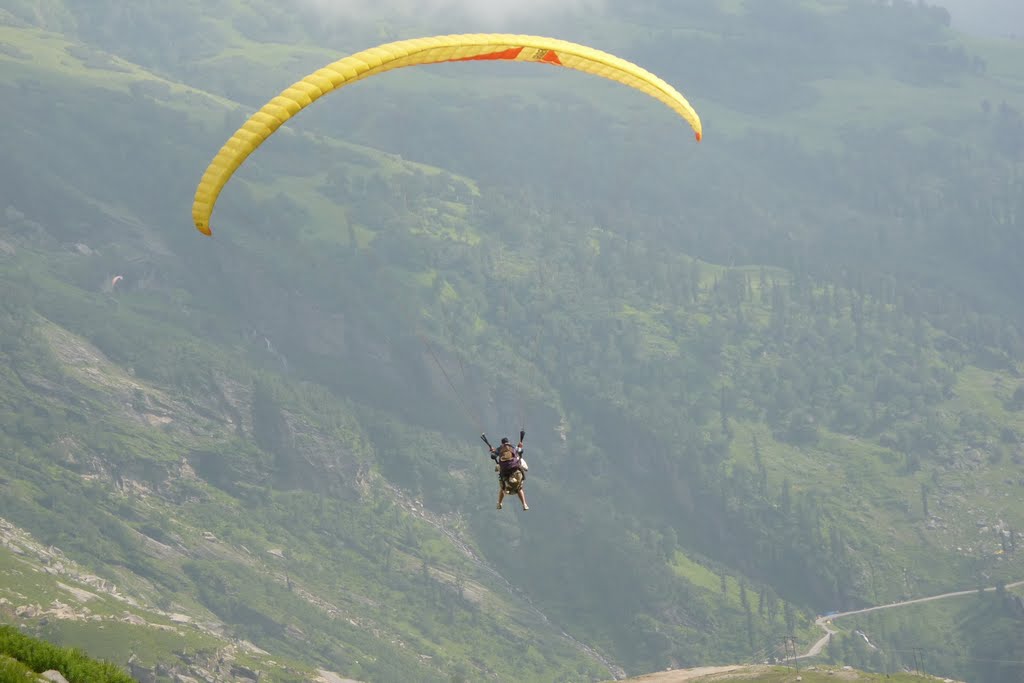 Paragliding in de Himalaya by hlamers