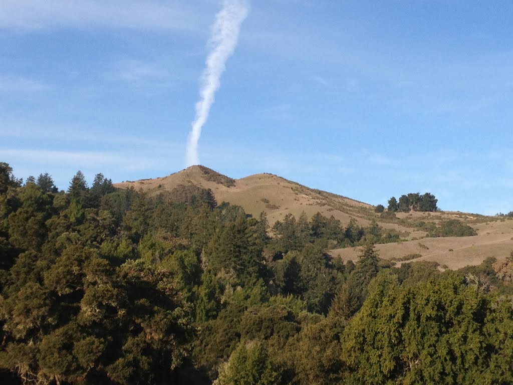 Windy hill - that's the trail from an aircraft, not a fire by LordAragorn