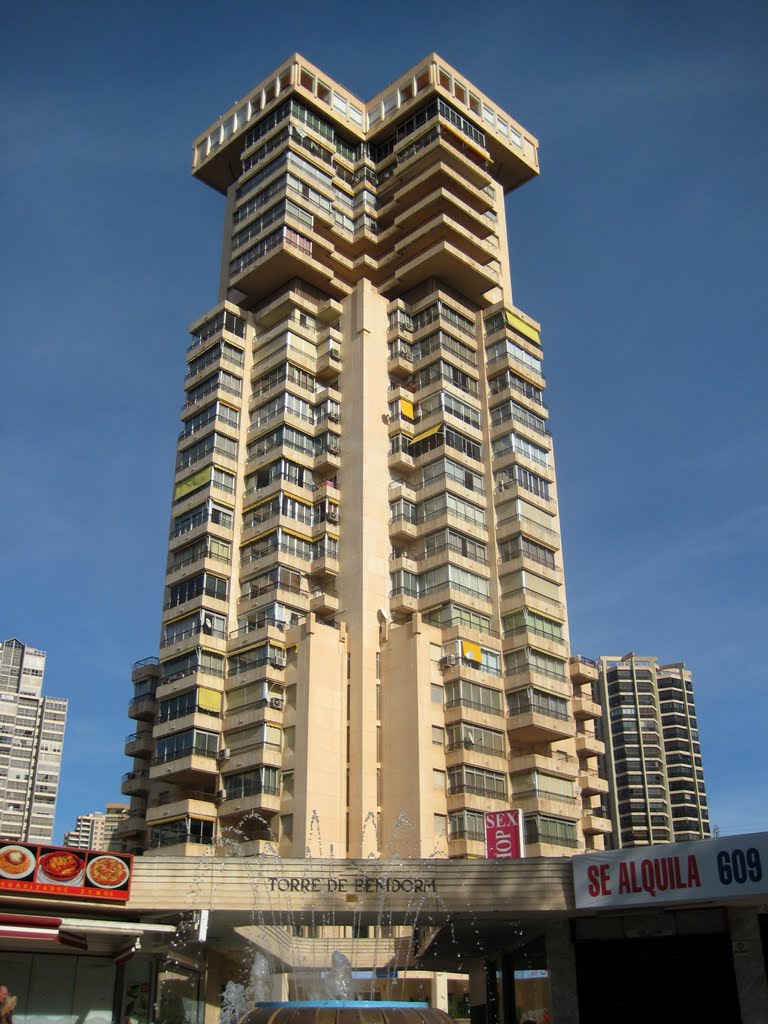 En Benidorm hay una torre de Benidorm by benjamin M. M.