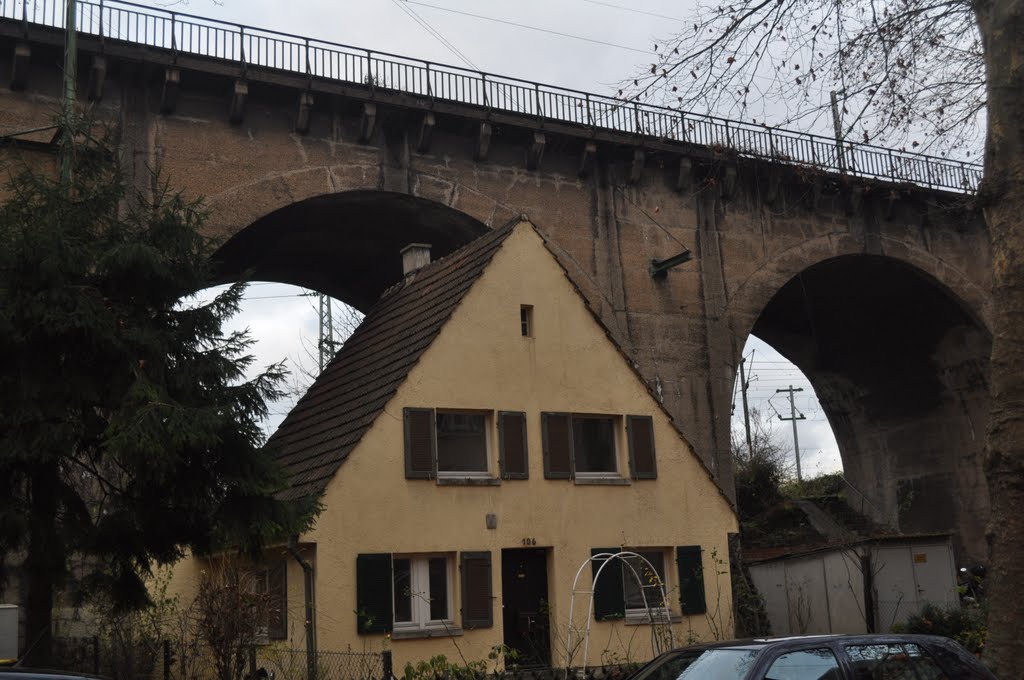 Haus im Viadukt am Bahnhof Stuttgart-Nord von Siegfried Kremer by Siegfried Kremer Philippsburg