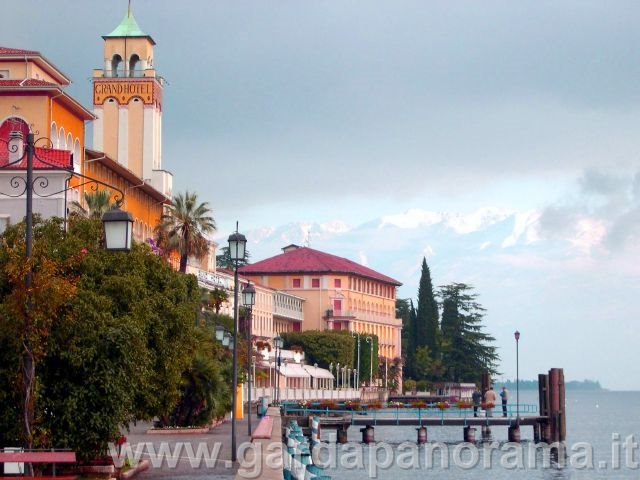 Gardone Riviera, lago di Garda by gardapanorama.it