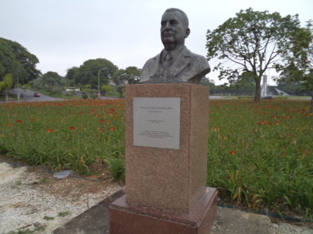 Monumento na Praça Professor Rubião Meira by Moe de Jong