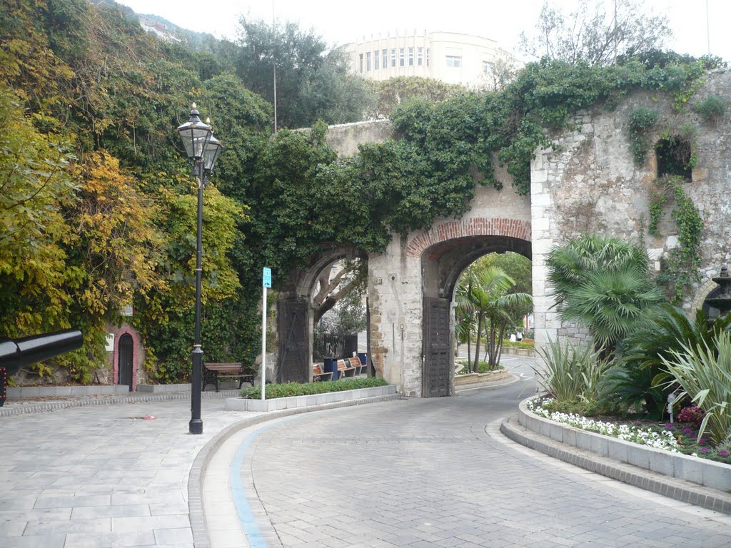 Por la calle Trafalgar hacia la muralla by Ricardo Fernández