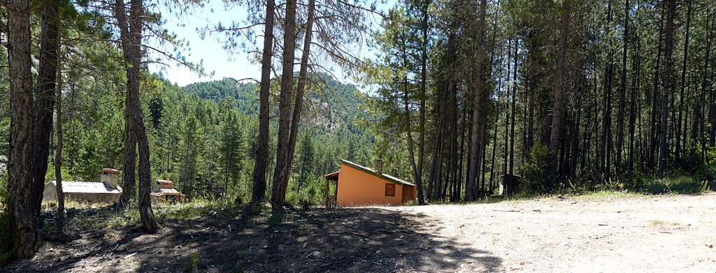 Refugio e instalaciones de cazadores. Poyatos (Cuenca). Jul/2011 by Roman Rojo