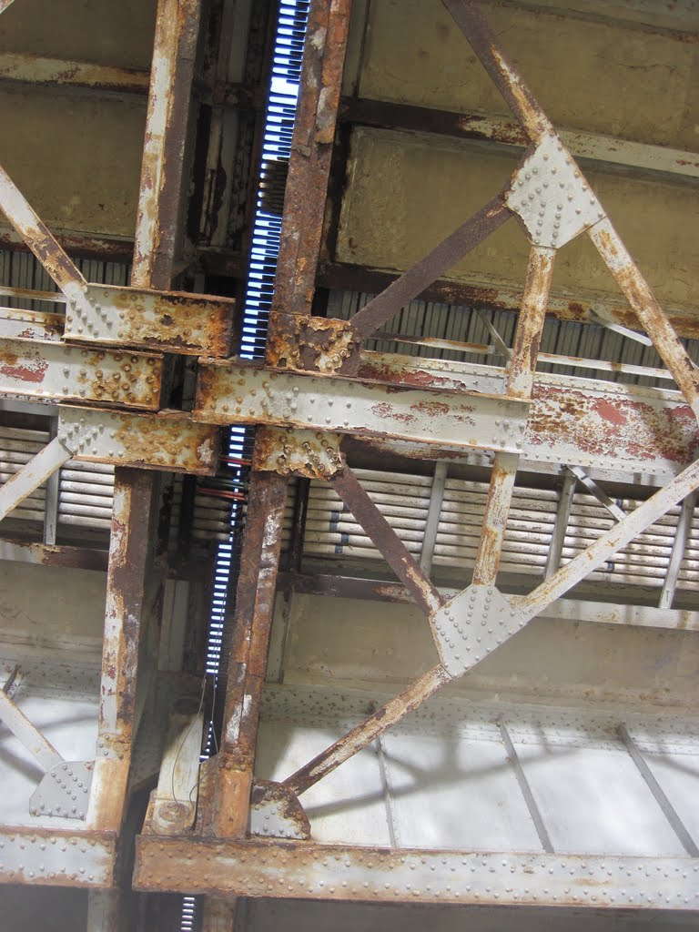 The sad state of roosevelt bridge, mising pieces, rusted structural members by Midatlanticriverrat