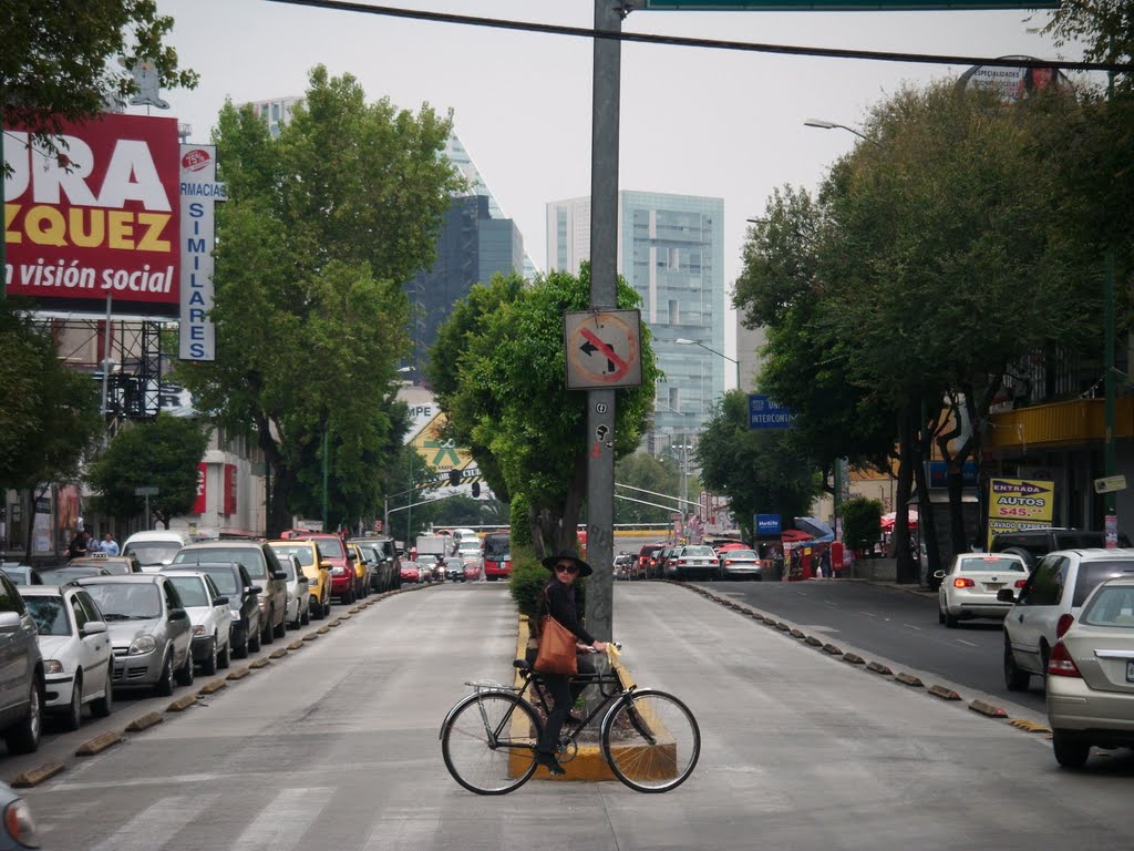 Chica en bici by gerardo_urbe