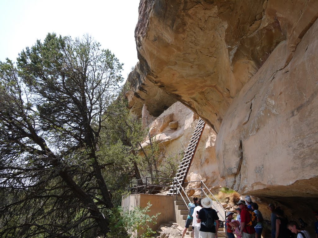 Lower pathway view of the northern entrance to Balcony House. by VasMan