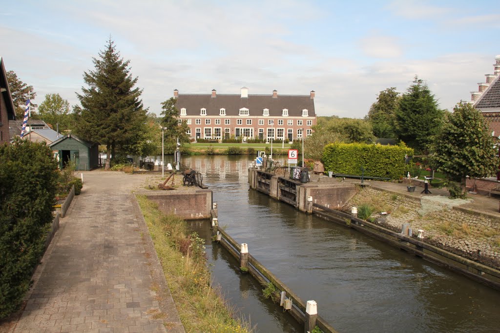 Vecht en sluis vanaf de Straatweg, Maarssen. by Carl030nl