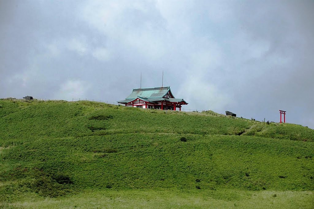 Hakone Motomiya Shrine is located at the summit of Mount Komagatake, on the eastern side of Lake Ashi. by Seezunge