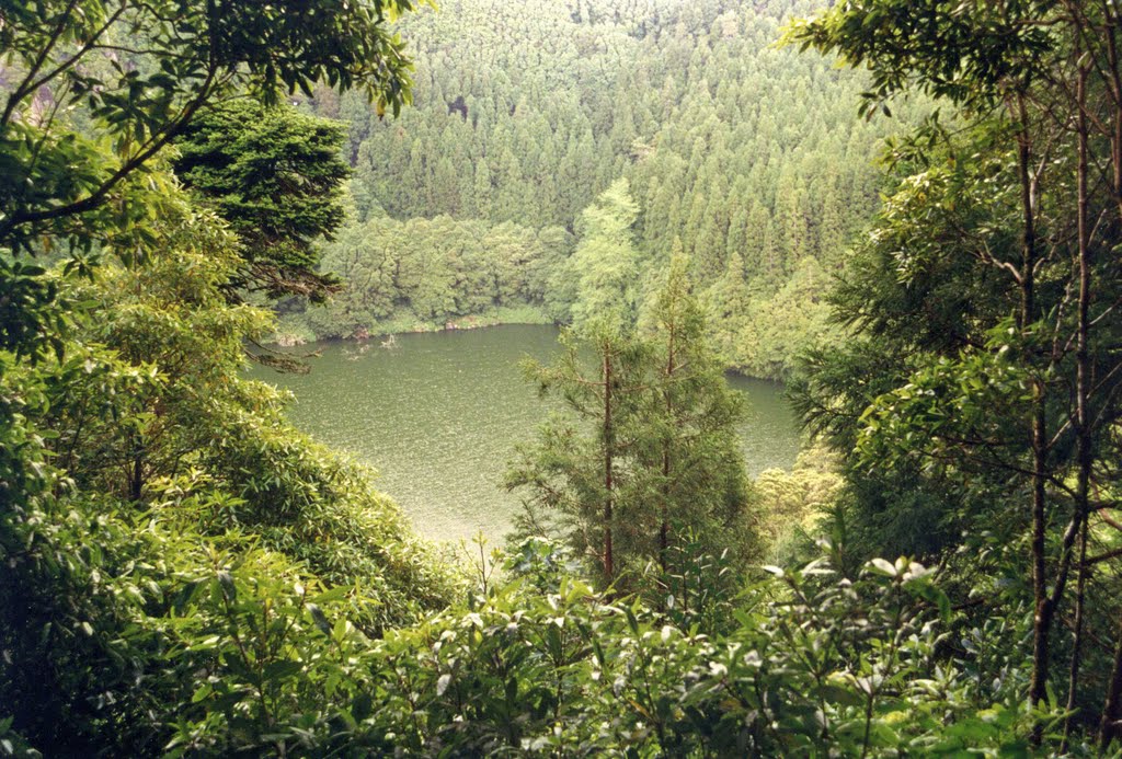 Lagoa do Congro (São Miguel) by fernando E. R. Lemos