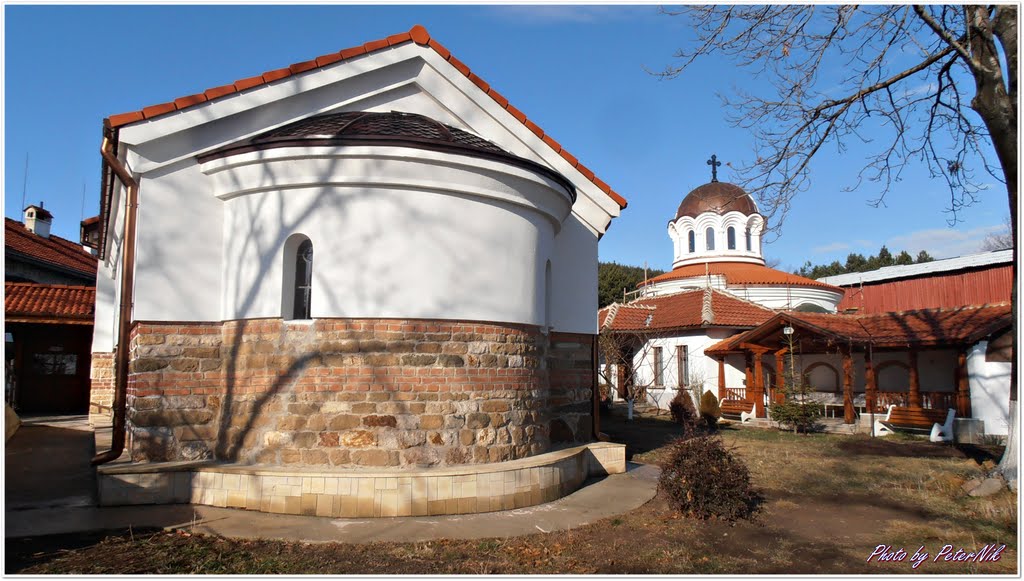 A primeira igreja do mosteiro "Santa Petka" na localidade da aldeia Klissura - têm mais de 300 anos - atualmente em processo de renovação by Peter  Nikolov