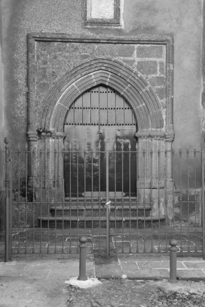 Puerta lateral de acceso a la iglesia by Jesus Mayora