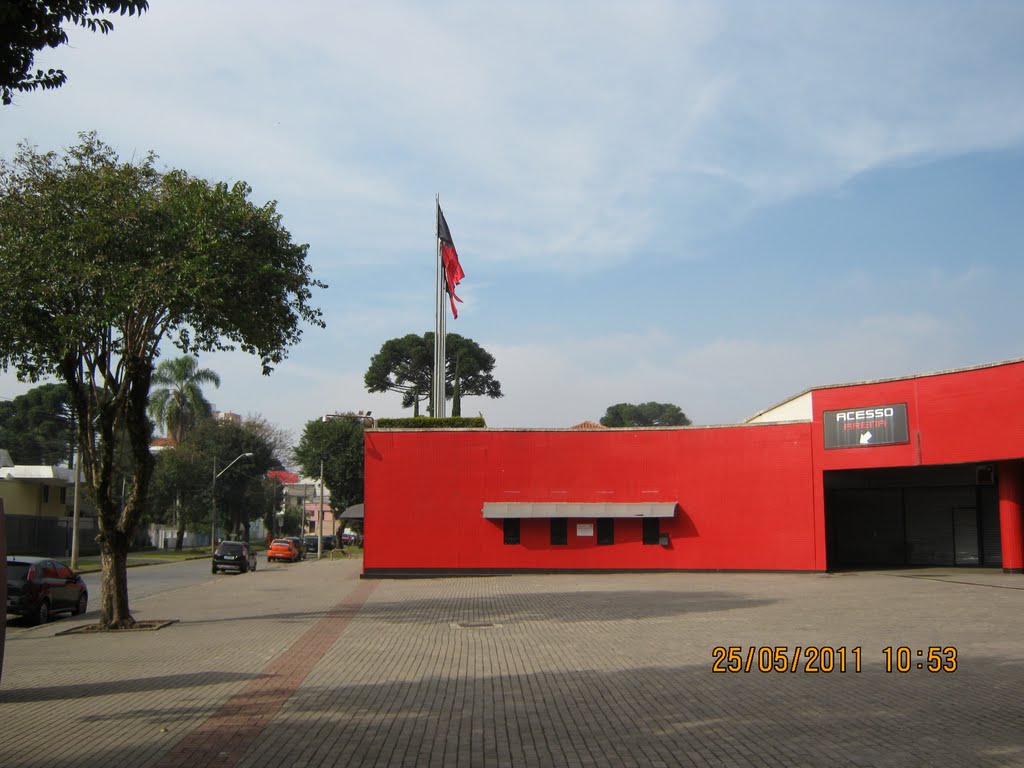 Em frente a Arena da Baixada - Curitiba by Diário de Bordo