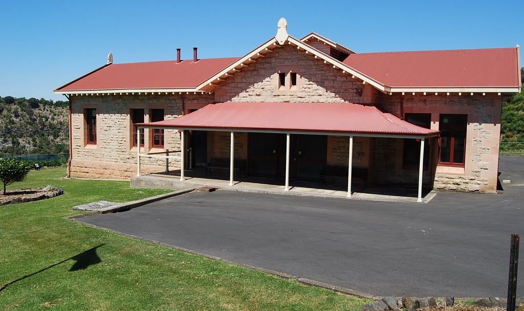 Extended historic pump house by Phaedrus Fleurieu