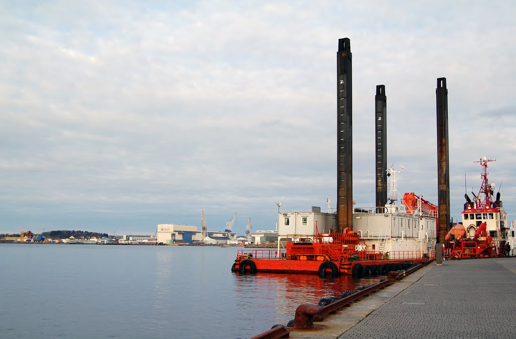 Offshore back-hoe dredger by Amelia Royan