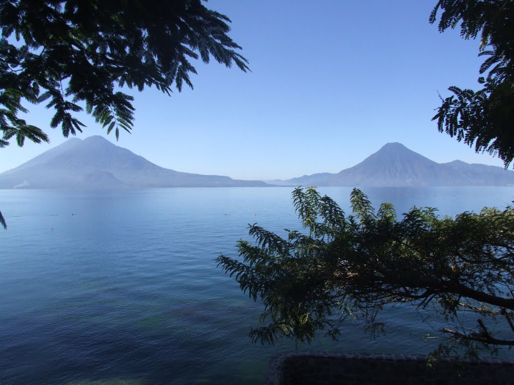 Lac Atitlan by nicolas pouillart