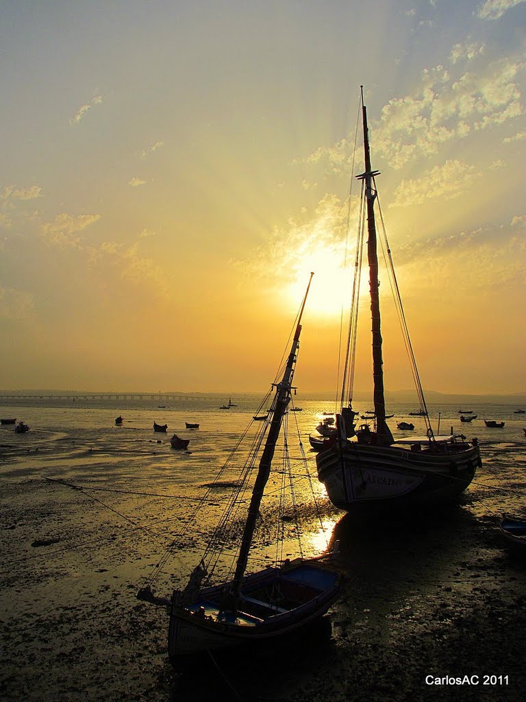 Pôr do sol com barcos encalhados by Carlos Aguilar