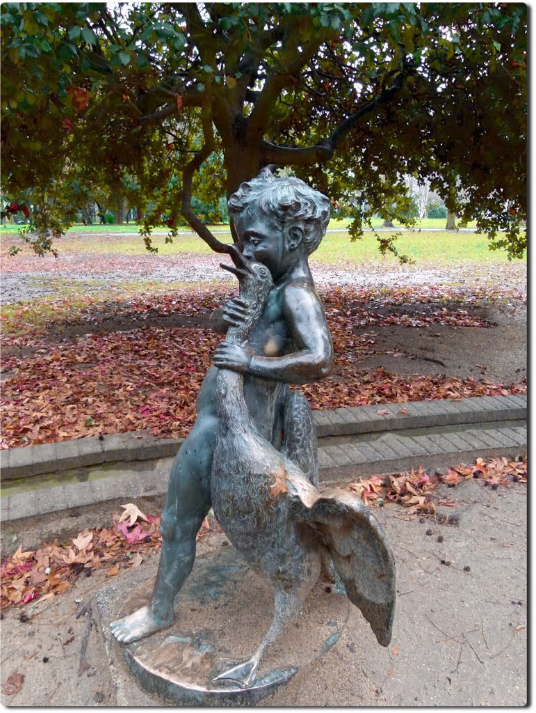 Sculpture et fontaine de la Perle du Lac by Magda GHALI