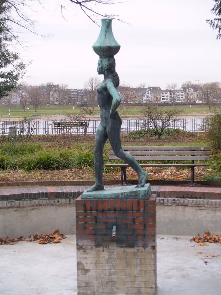 Die Wasserträgerin von Bernhard Shoper·I, Düsseldorf by Gorka Aranzabal