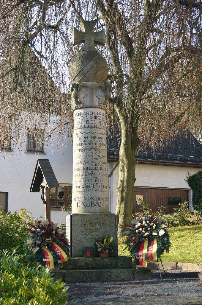 Kriegerdenkmal am Volkstrauertag, Daubach by Dieter Wick