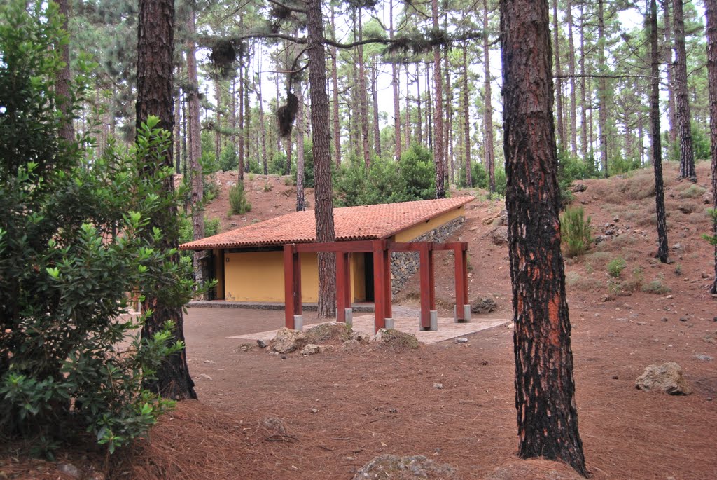 Baños y duchas de la Zona de Acampada de El Lagar. by Bubango