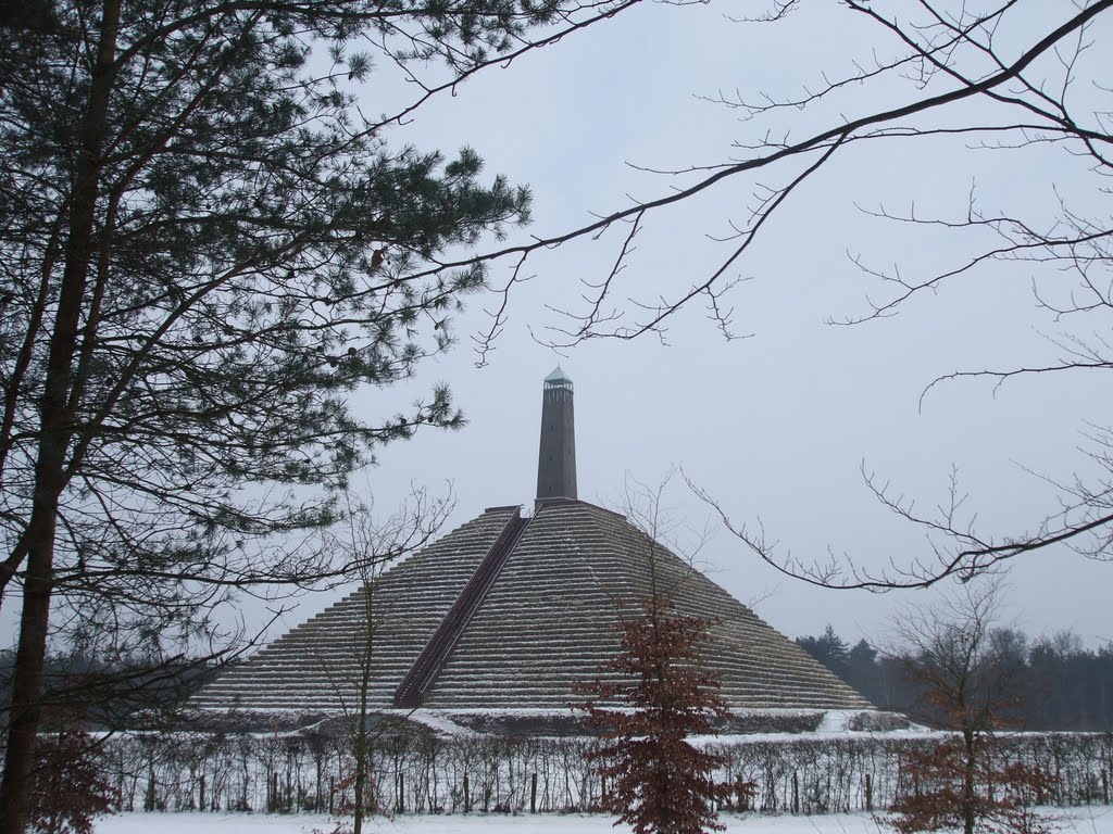 De Pyramide in de sneeuw by Martin Klumper