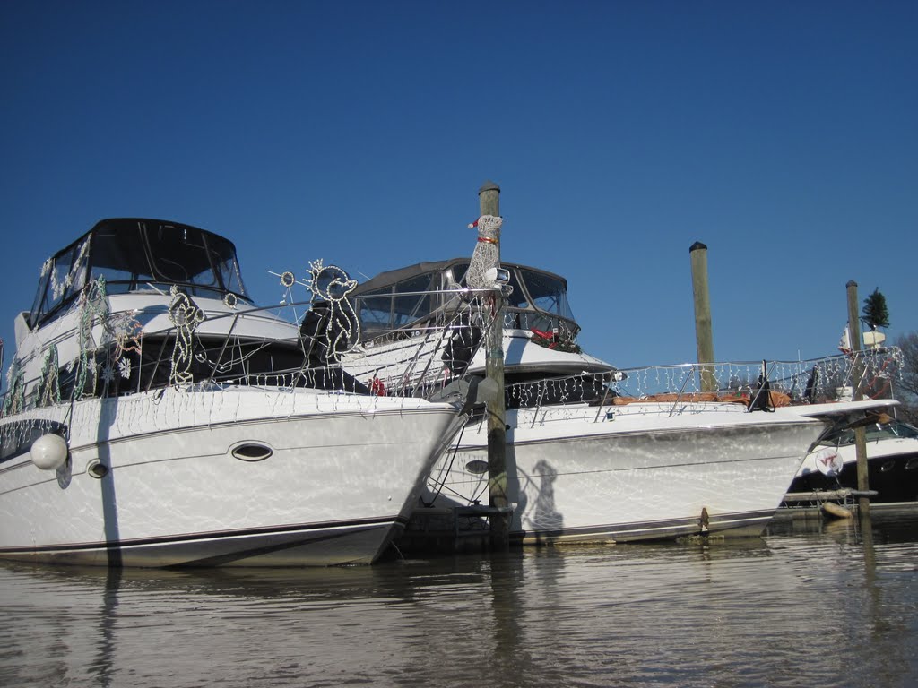 Christmas decorations on the boats at the marina by Midatlanticriverrat