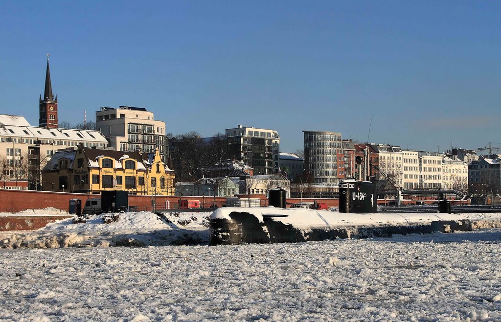 U 434 in Hamburg by Klaus Knepel