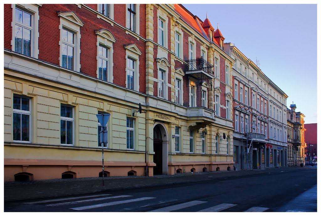 Kamienice przy Piastowskiej od nr 8 - widok w kierunku Rynku by kubickijacek