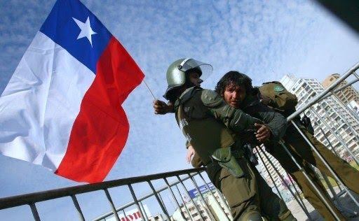 Carabineros ..ultrajando la bandera de Chile. by balparaiso