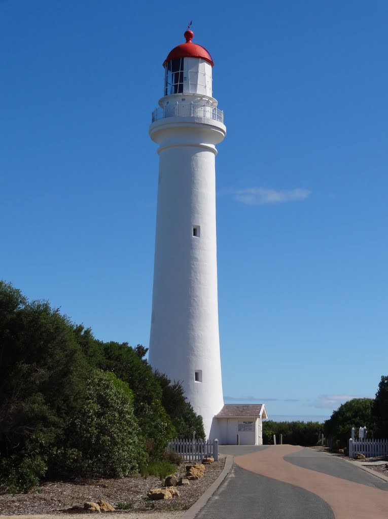 Light House and Aireys Inlet by gobbl degoop